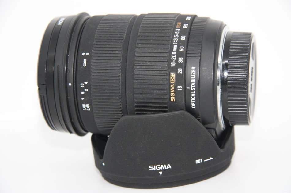 Sigma 18-200mm f/3.5-6.3 DC OS HSM Lens for Nikon Digital SLR  IN EXCELLENT CONDITON