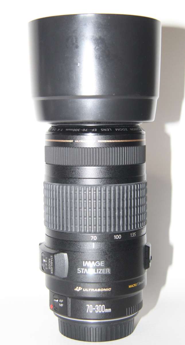Canon EF 70-300mm f/4-5.6 IS USM Lens IN EXCELLENT CONDITION