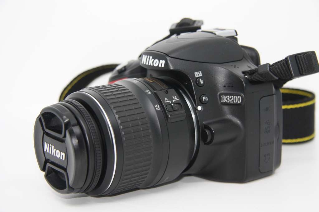 Nikon D3200 24MP DSLR Camera with 18-55mm VR LENS  IN VERY GOOD CONDITION. WITH LOW SHUTTER COUNT