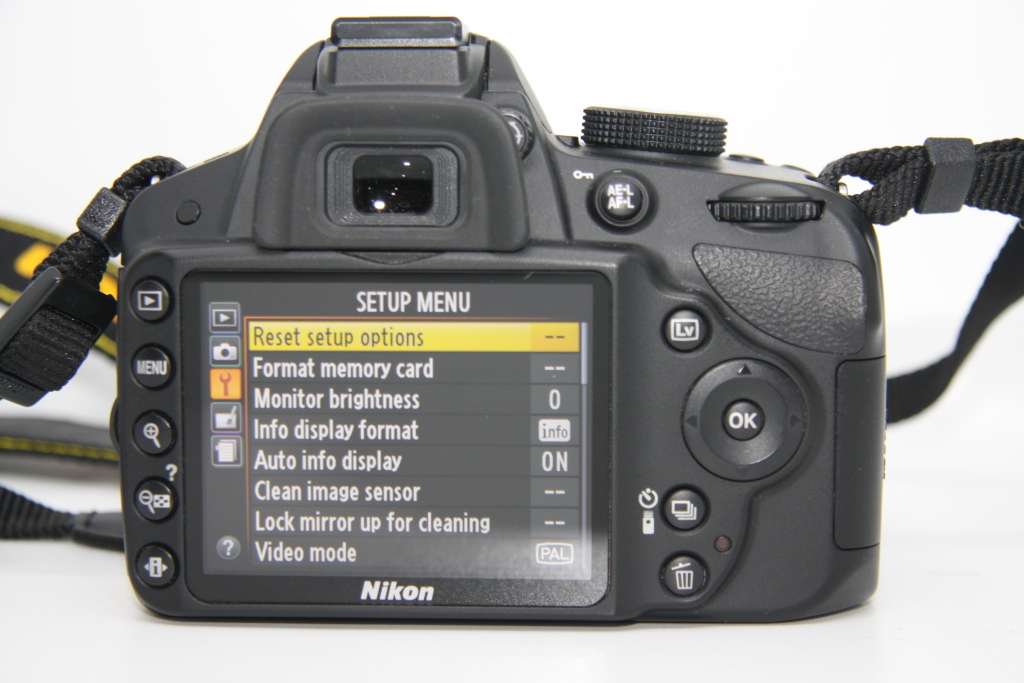 Nikon D3200 24MP DSLR Camera with 18-55mm VR LENS  IN VERY GOOD CONDITION. WITH LOW SHUTTER COUNT