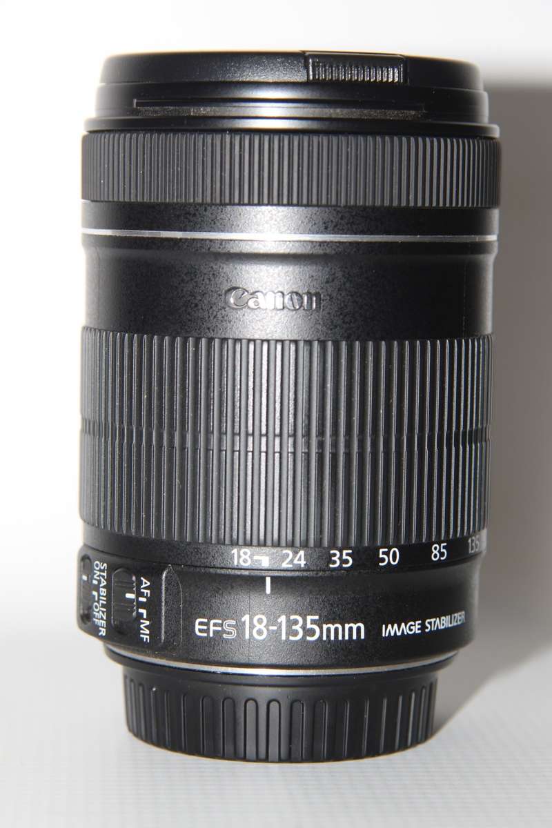 Canon EF-S 18-135mm f/3.5-5.6 IS Lens IN VERY GOOD CONDITION