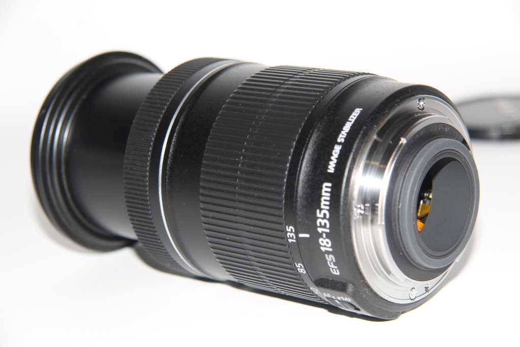 Canon EF-S 18-135mm f/3.5-5.6 IS Lens IN VERY GOOD CONDITION