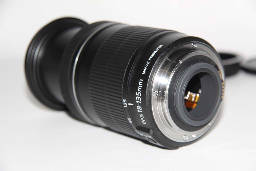 Canon EF-S 18-135mm f/3.5-5.6 IS Lens IN VERY GOOD CONDITION