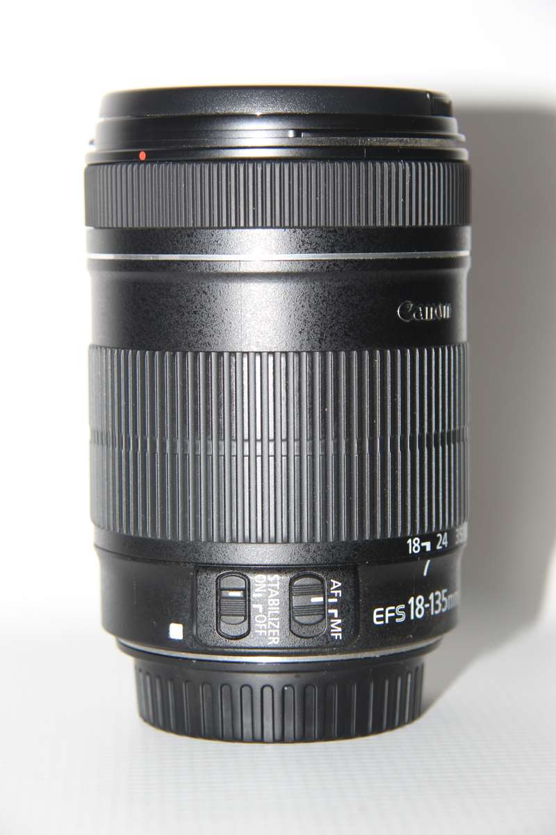 Canon EF-S 18-135mm f/3.5-5.6 IS Lens IN VERY GOOD CONDITION