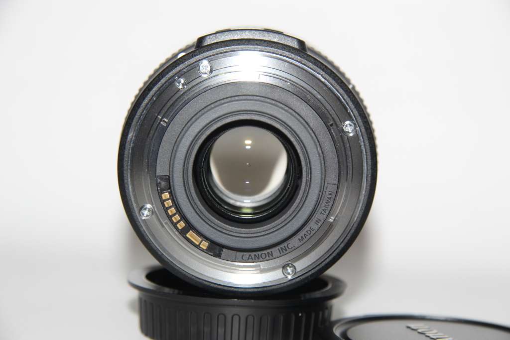Canon EF-S 18-135mm f/3.5-5.6 IS Lens IN VERY GOOD CONDITION