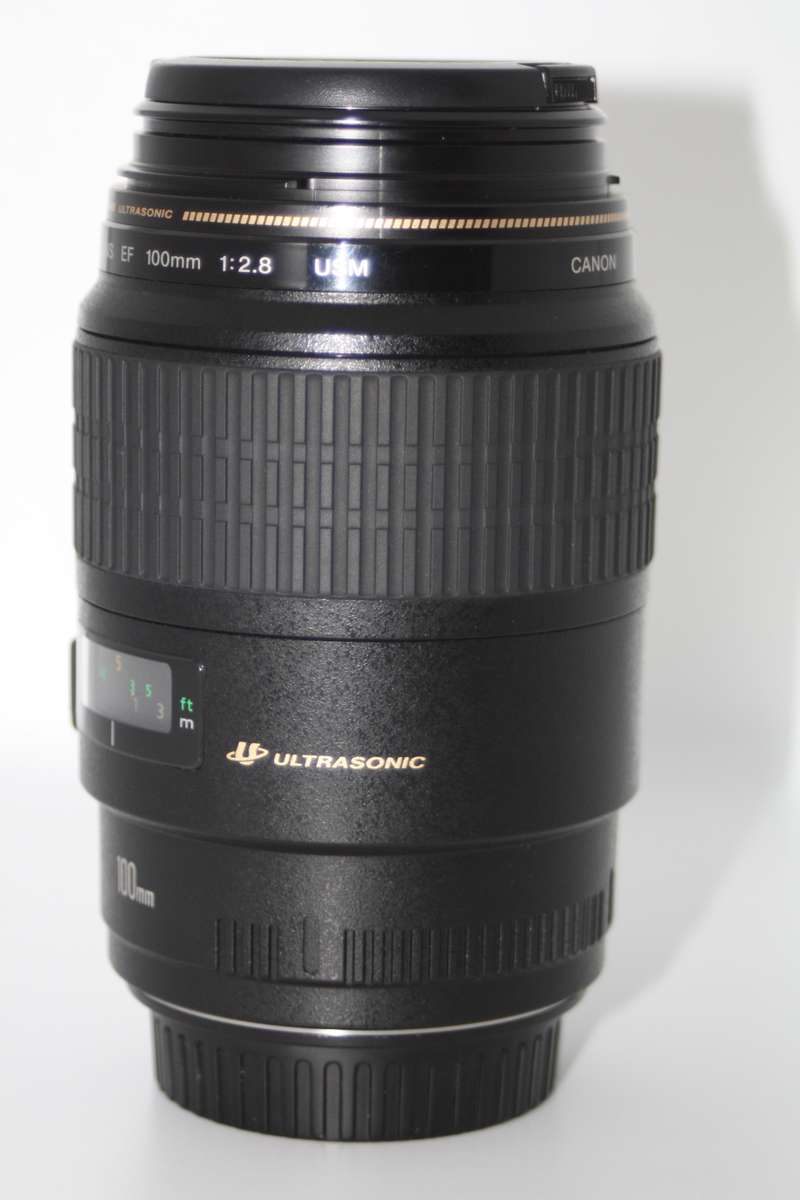 Canon EF 100mm f/2.8 USM Macro Lens in Very Good Condition