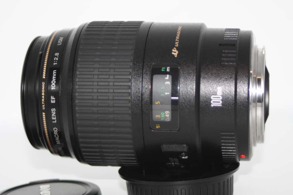 Canon EF 100mm f/2.8 USM Macro Lens in Very Good Condition