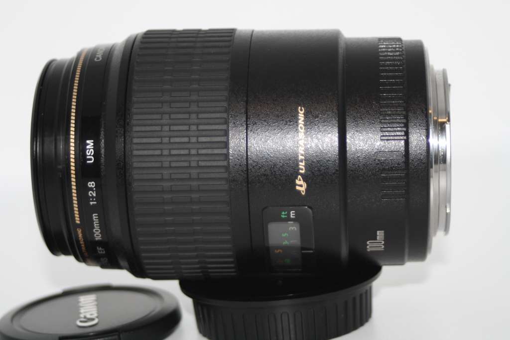 Canon EF 100mm f/2.8 USM Macro Lens in Very Good Condition