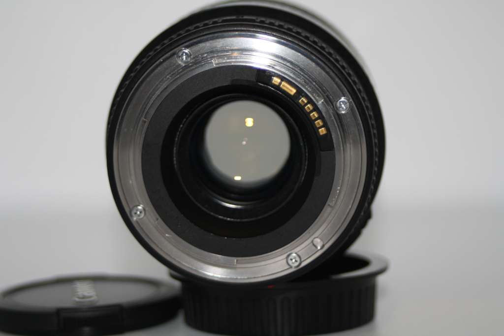 Canon EF 100mm f/2.8 USM Macro Lens in Very Good Condition