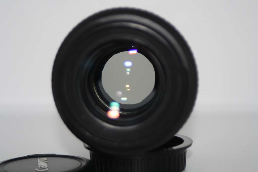Canon EF 100mm f/2.8 USM Macro Lens in Very Good Condition