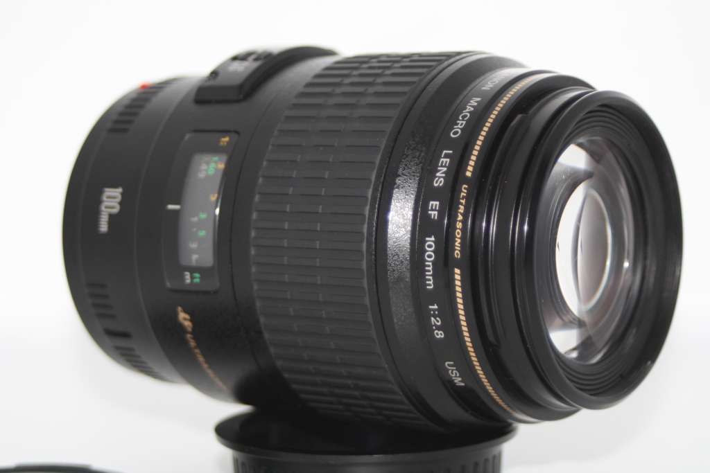 Canon EF 100mm f/2.8 USM Macro Lens in Very Good Condition