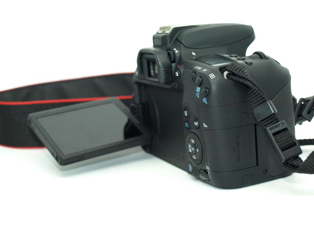 Canon EOS 77D DSLR Camera IN EXCELLENT CONDITION  COMING WITH CHARGER,