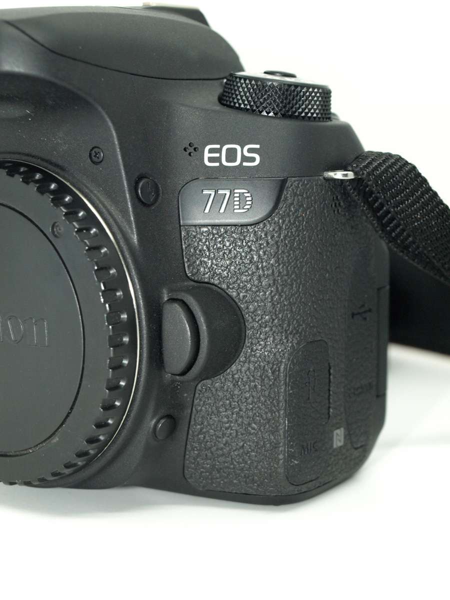 Canon EOS 77D DSLR Camera IN EXCELLENT CONDITION  COMING WITH CHARGER,