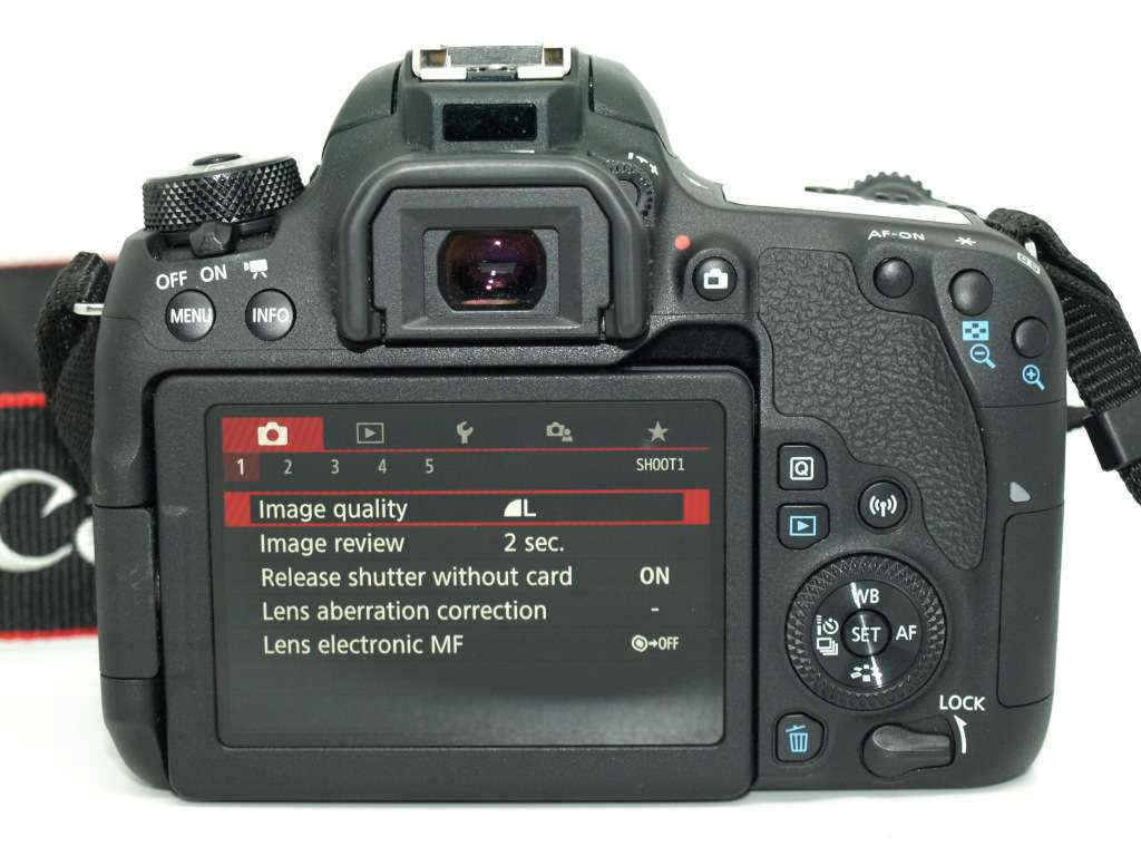 Canon EOS 77D DSLR Camera IN EXCELLENT CONDITION  COMING WITH CHARGER,