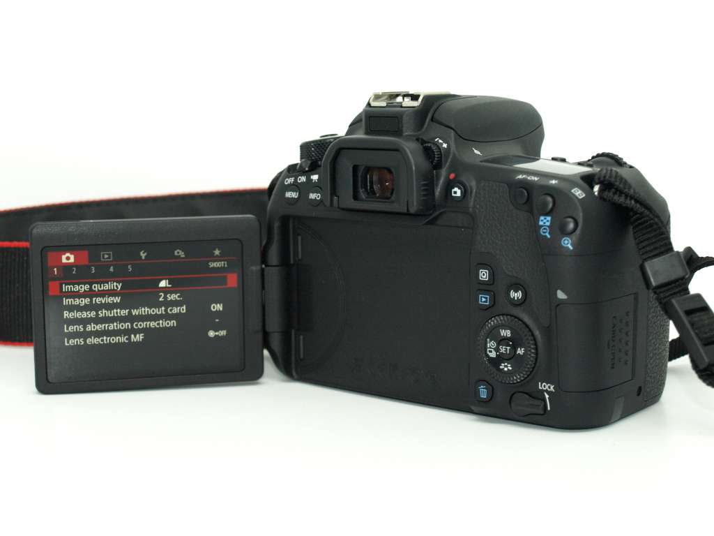 Canon EOS 77D DSLR Camera IN EXCELLENT CONDITION  COMING WITH CHARGER,