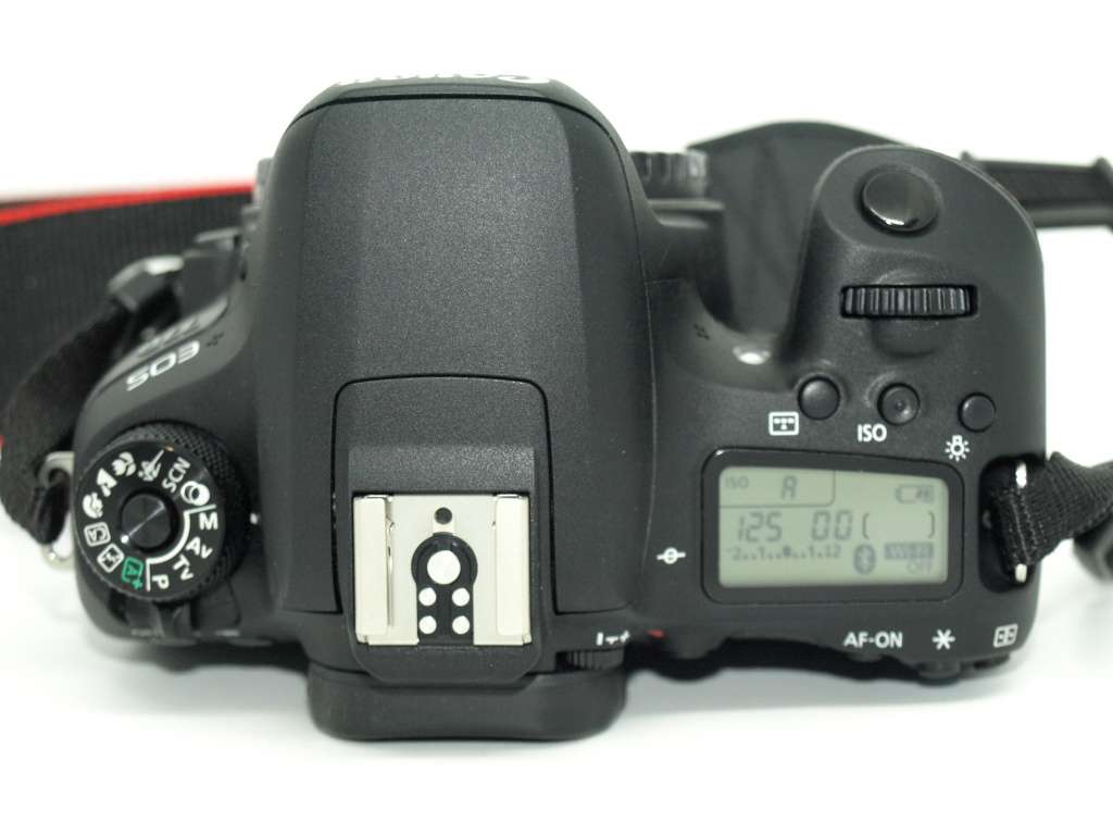 Canon EOS 77D DSLR Camera IN EXCELLENT CONDITION  COMING WITH CHARGER,