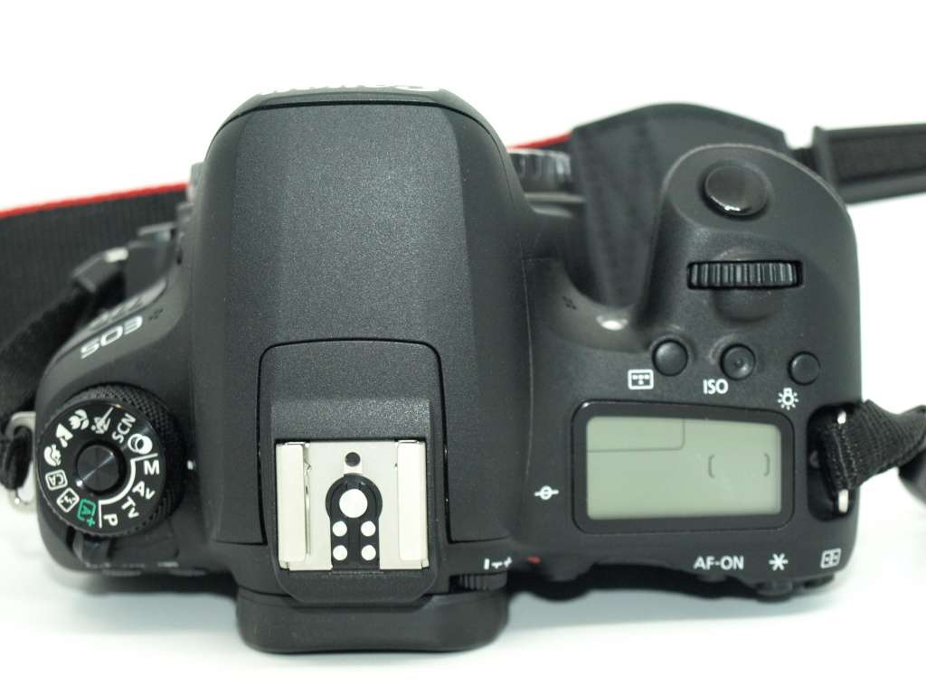 Canon EOS 77D DSLR Camera IN EXCELLENT CONDITION  COMING WITH CHARGER,