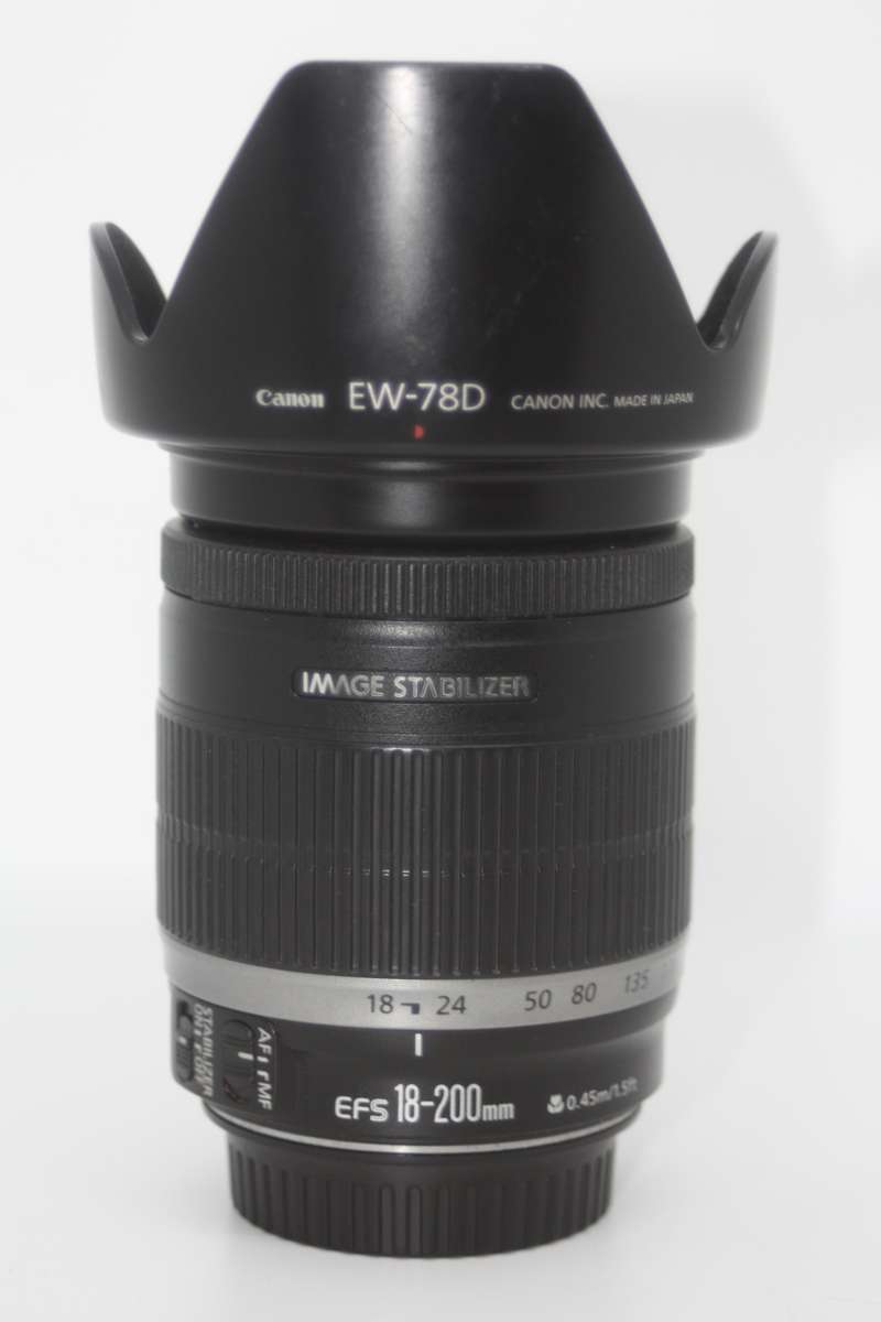 CANON EF-S 18-200mm f/3.5-5.6 IS IN EXCELLENT CONDITION