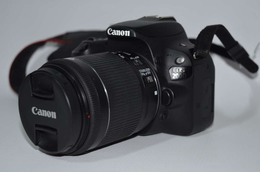 Canon EOS 200D DSLR with 18-55mm f/1.4-5.6 IS STM Lens ,VERY GOOD CONDITION
