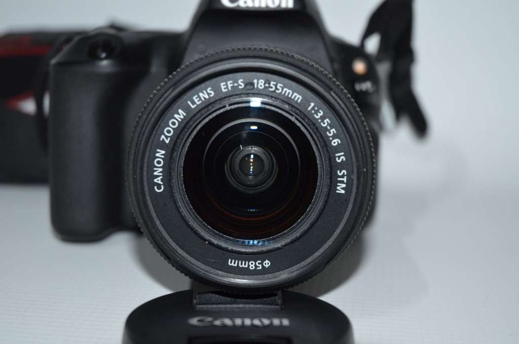 Canon EOS 200D DSLR with 18-55mm f/1.4-5.6 IS STM Lens ,VERY GOOD CONDITION