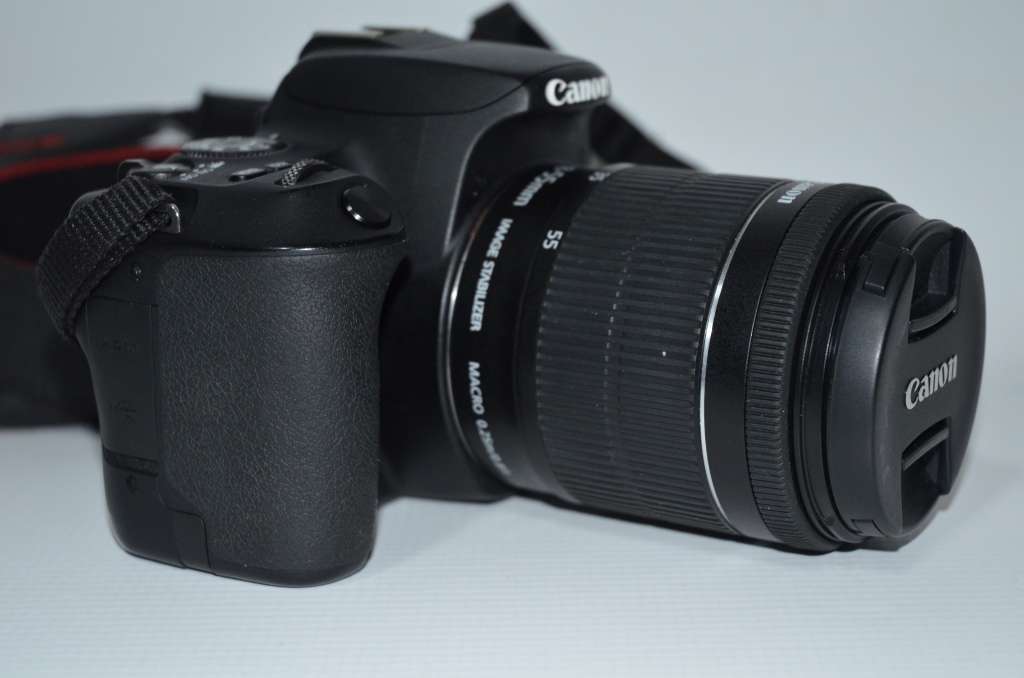 Canon EOS 200D DSLR with 18-55mm f/1.4-5.6 IS STM Lens ,VERY GOOD CONDITION