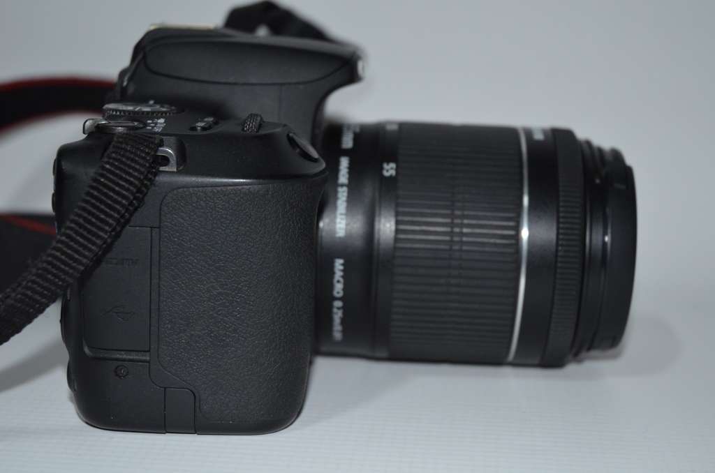 Canon EOS 200D DSLR with 18-55mm f/1.4-5.6 IS STM Lens ,VERY GOOD CONDITION