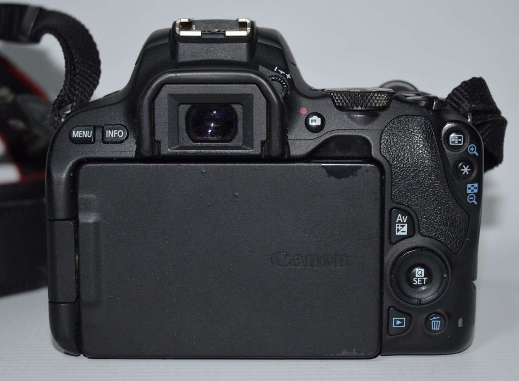 Canon EOS 200D DSLR with 18-55mm f/1.4-5.6 IS STM Lens ,VERY GOOD CONDITION