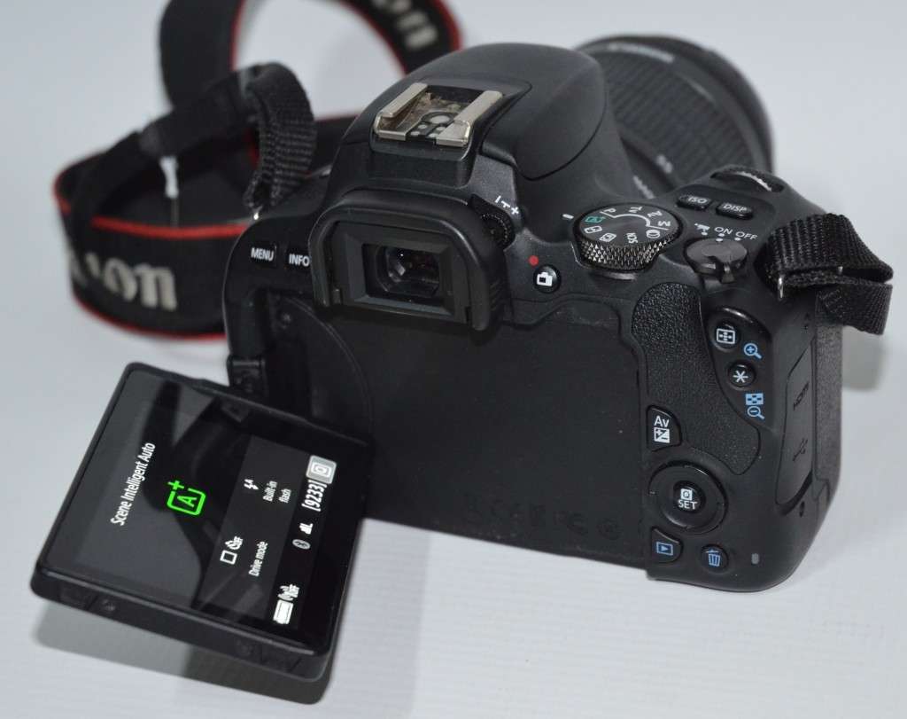 Canon EOS 200D DSLR with 18-55mm f/1.4-5.6 IS STM Lens ,VERY GOOD CONDITION