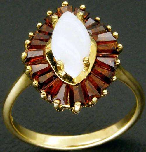 ***This weekend ONLY!!*** AMAZING 9CT OPAL AND THAI GARNETS SOLID GOLD RING!