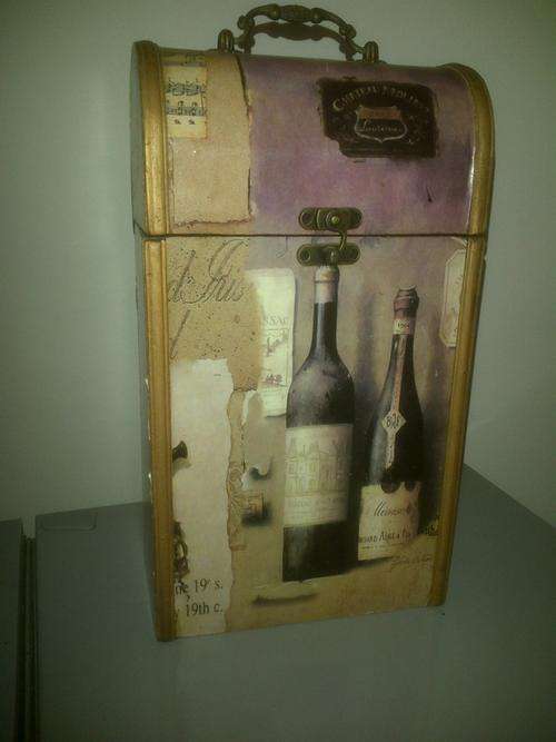 LOVELY VINTAGE WINE BOX WITH LOTS OF DETAIL