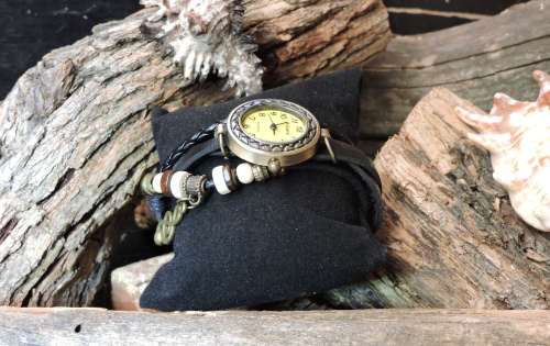 Retro Quartz Weave Wrap Around Leather Bracelet Watch.
