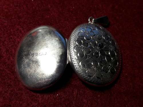 VINTAGE SOLID STERLING SILVER LOCKET