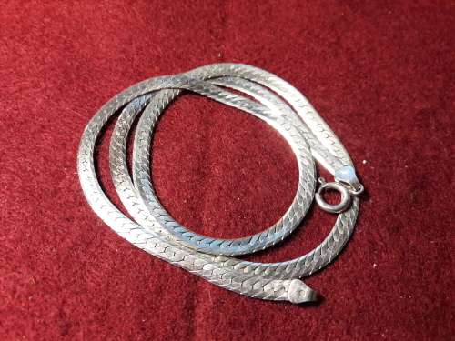 LOVELY SOLID GENUINE STERLING SILVER NECKLACE IN PERFECT EXCELLENT CONDITION