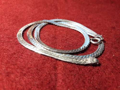 LOVELY SOLID GENUINE STERLING SILVER NECKLACE IN PERFECT EXCELLENT CONDITION