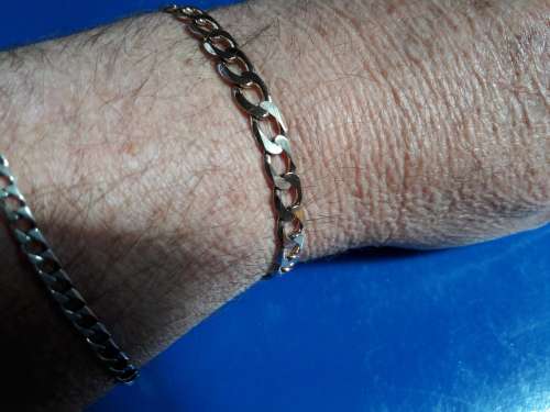 LOVELY GENUINE SOLID 9 ct GOLD BRACELET  WITH ITALIAN CLASP IN PERFECT CONDITION