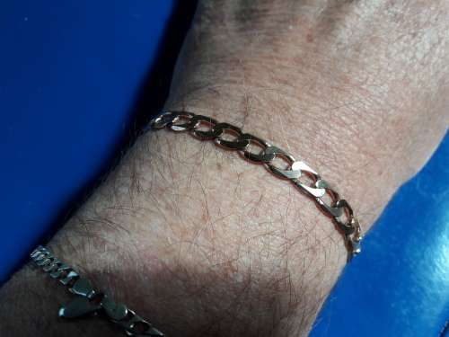 LOVELY GENUINE SOLID 9 ct GOLD BRACELET  WITH ITALIAN CLASP IN PERFECT CONDITION