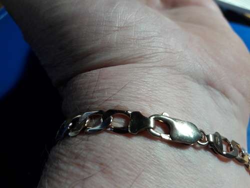 LOVELY GENUINE SOLID 9 ct GOLD BRACELET  WITH ITALIAN CLASP IN PERFECT CONDITION