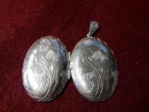 LOVELY LARGE SOLID GENUINE STERLING SILVER LOCKET IN EXCELLENT CONDITION