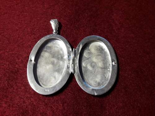 LOVELY LARGE SOLID GENUINE STERLING SILVER LOCKET IN EXCELLENT CONDITION