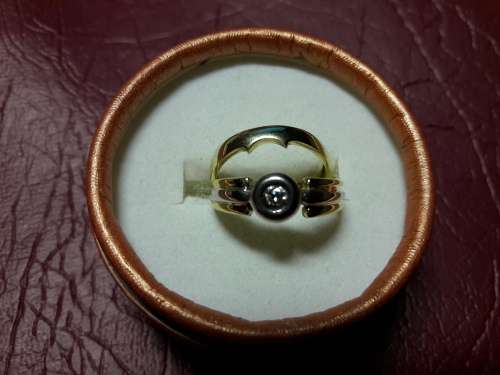 STUNNING 18 ct SOLID GENUINE GOLD ENGAGEMENT AND WEDDING RING WITH DIAMOND IN EXCELLENT CONDITION.