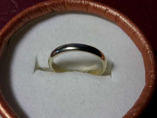 9 ct  GENUINE SOLID GOLD RING IN EXCELLENT CONDITION