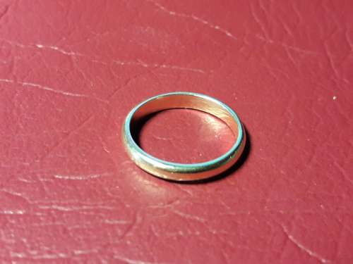 9 ct  GENUINE SOLID GOLD RING IN EXCELLENT CONDITION