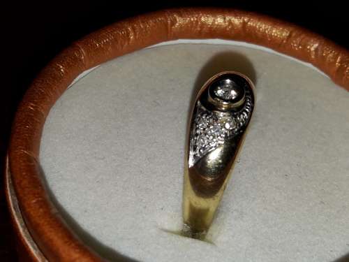 9 ct GENUINE SOLID GOLD RING IN EXCELLENT CONDITION