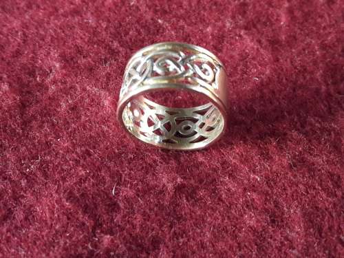 LOVELY 9 ct SOLID GENUINE GOLD RING IN PERFECT CONDITION.