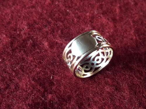 LOVELY 9 ct SOLID GENUINE GOLD RING IN PERFECT CONDITION.