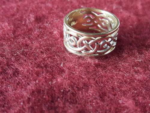 LOVELY 9 ct SOLID GENUINE GOLD RING IN PERFECT CONDITION.