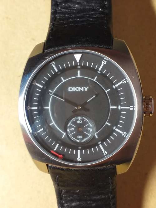 DKNY MENS WATCH WITH GENUINE LEATHER STRAP IN WORKING ORDER BUT THE SECONDS DISPLAY GOT LOOSE