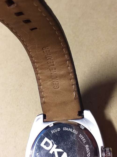DKNY MENS WATCH WITH GENUINE LEATHER STRAP IN WORKING ORDER BUT THE SECONDS DISPLAY GOT LOOSE