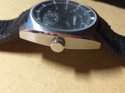 DKNY MENS WATCH WITH GENUINE LEATHER STRAP IN WORKING ORDER BUT THE SECONDS DISPLAY GOT LOOSE