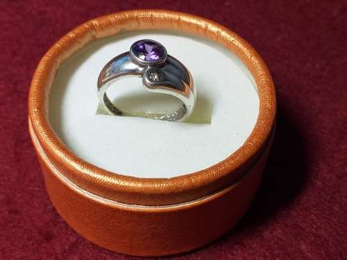 LOVELY GENUINE SOLID STERLING SILVER RING IN EXCELLENT CONDITION
